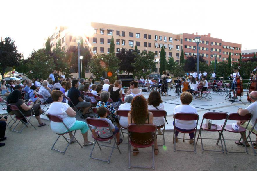 La Música Conquista la Calle - Avda Pablo Iglesias - Imagen de público asistente al evento.