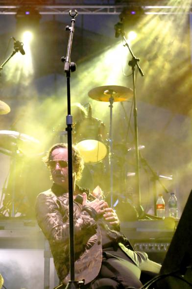 Noche de San Juan 2018 - Música a la Carpa - Imagen de un momento de la actuación de un cantante de un grupo en el escenario.
