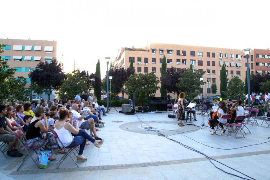 La Música Conquista la Calle - Avda Pablo Iglesias - Imagen panorámica de los músicos y el público asistente.