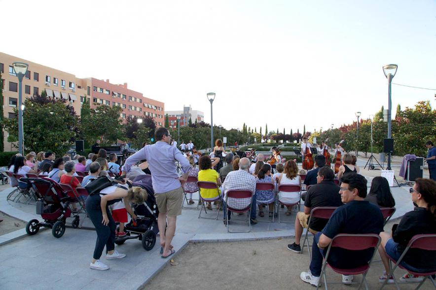 La Música Conquista la Calle - Avda Pablo Iglesias - Imagen de público asistente al evento.