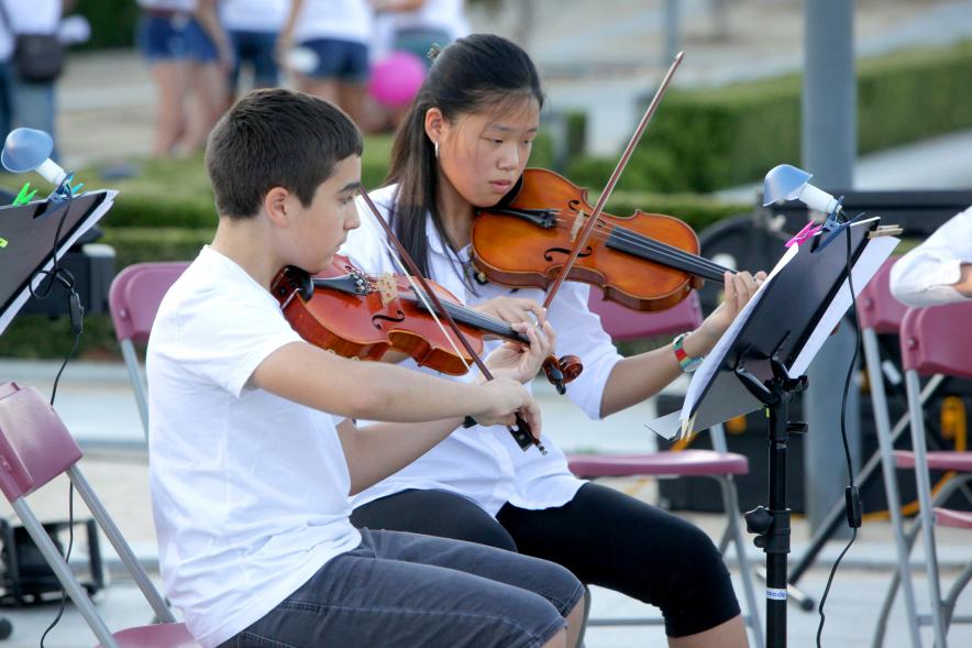 La Música Conquista la Calle - Avda Pablo Iglesias - Imagen de dos jóvenes tocando el violín.