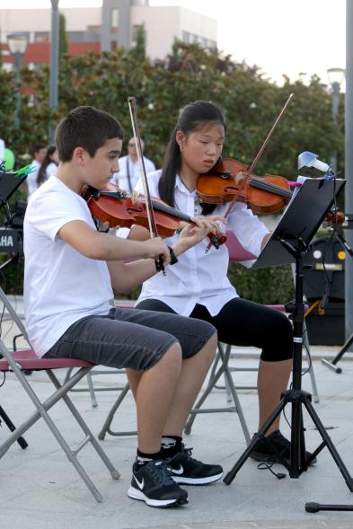 La Música Conquista la Calle - Avda Pablo Iglesias - Imagen de dos jóvenes tocando el violín.