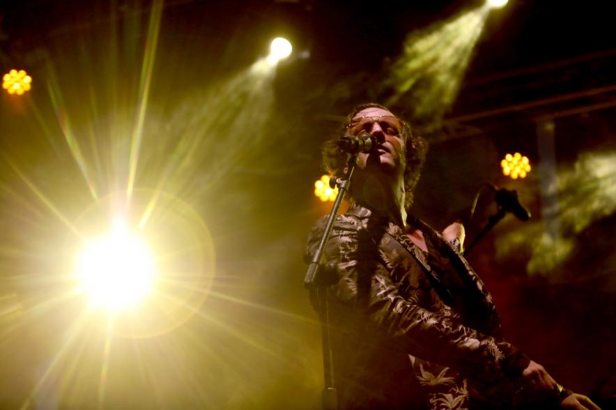 Noche de San Juan 2018 - Música a la Carpa -  Imagen de un momento de la actuación de un cantante de un grupo en el escenario.