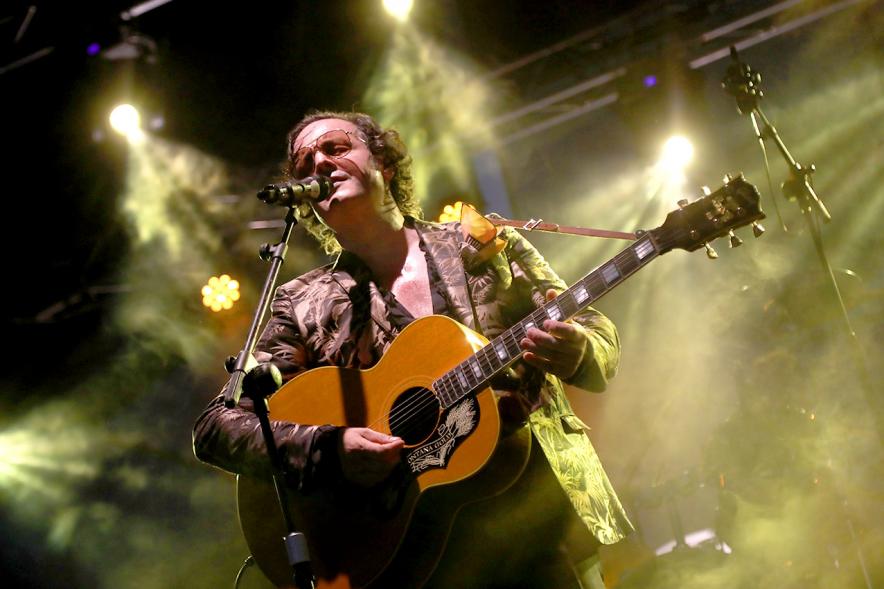 Noche de San Juan 2018 - Música a la Carpa - Imagen de un momento de la actuación de un cantante de un grupo en el escenario.