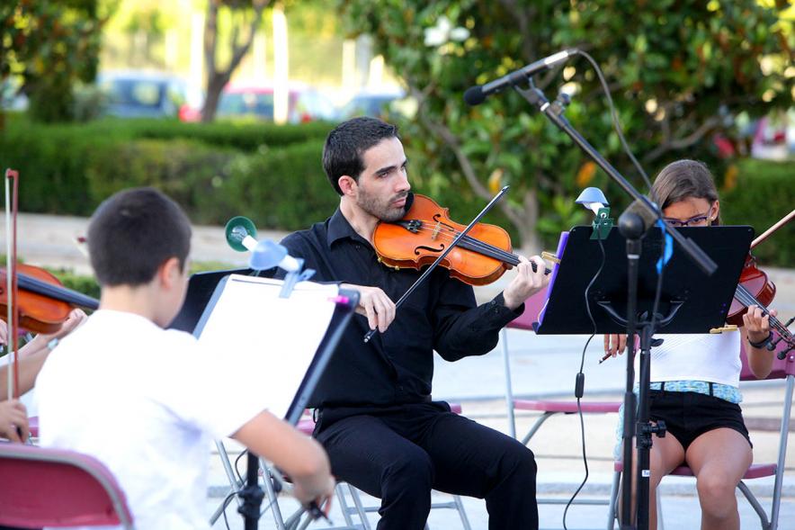 La Música Conquista la Calle - Avda Pablo Iglesias - Imagen de primer plano de joven que toca el violín.