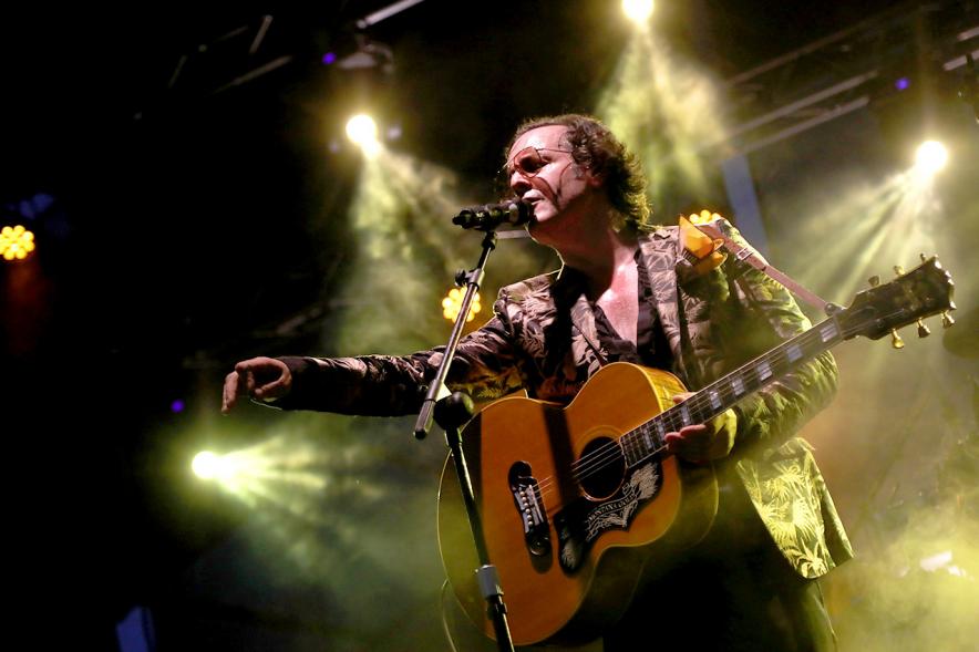 Noche de San Juan 2018 - Música a la Carpa -  Imagen de un momento de la actuación de un cantante de un grupo en el escenario.