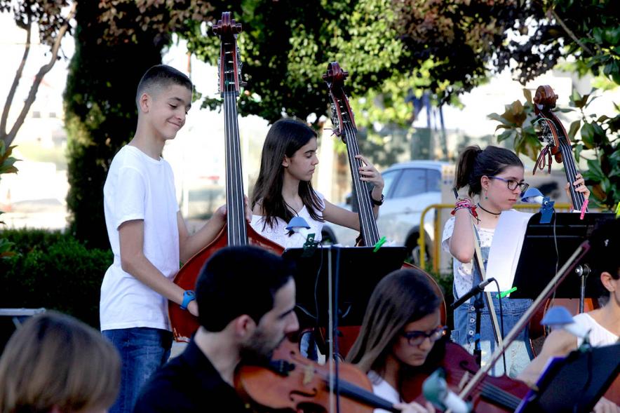 La Música Conquista la Calle - Avda Pablo Iglesias - Imagen de jóvenes tocando el contrabajo.