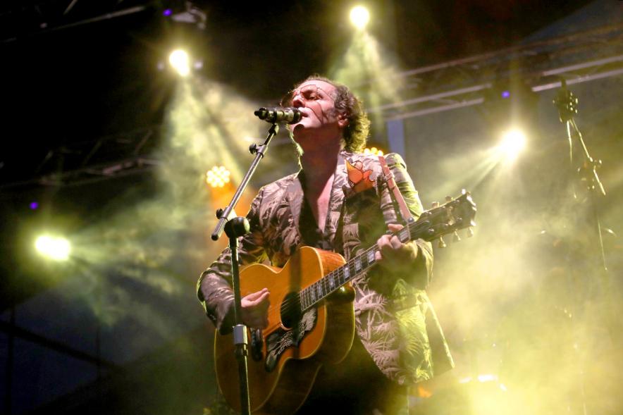 Noche de San Juan 2018 - Música a la Carpa -  Imagen de un momento de la actuación de un cantante de un grupo en el escenario.