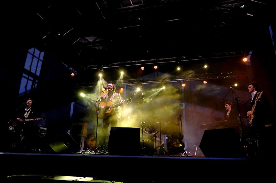 Noche de San Juan 2018 - Música a la Carpa - Imagen lejana del escenario en un momento de la actuación de un grupo.