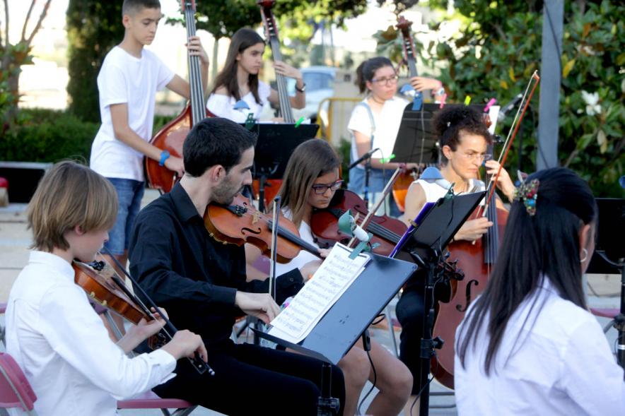 La Música Conquista la Calle - Avda Pablo Iglesias - Imagen de los violines en un momento de su actuación.