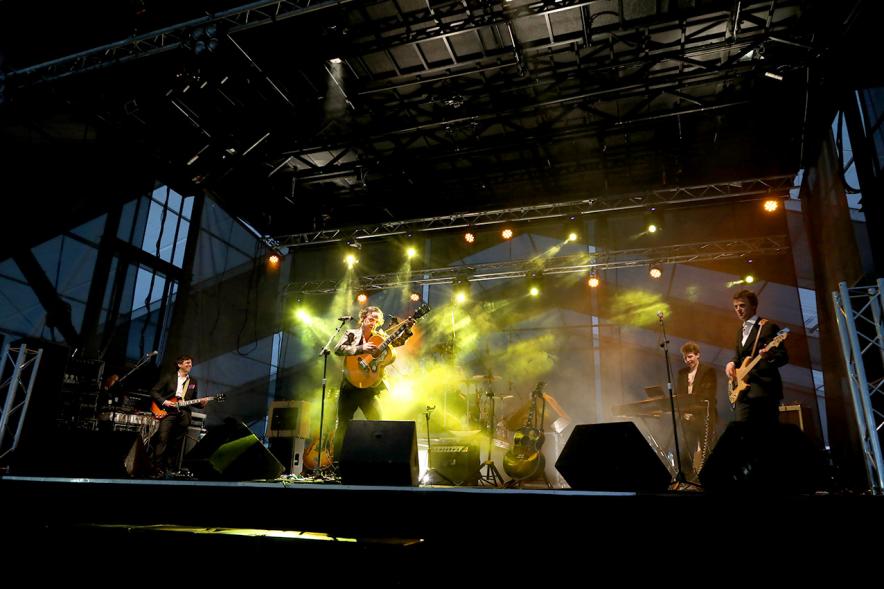 Noche de San Juan 2018 - Música a la Carpa - Imagen lejana del escenario en un momento de la actuación de un grupo.