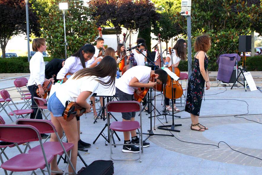 La Música Conquista la Calle - Avda Pablo Iglesias - Imagen de los músicos y la directora de orquesta saludando terminada su actuación.