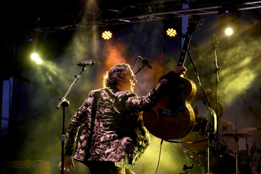 Noche de San Juan 2018 - Música a la Carpa -  Imagen de un momento de la actuación de un cantante de un grupo en el escenario.