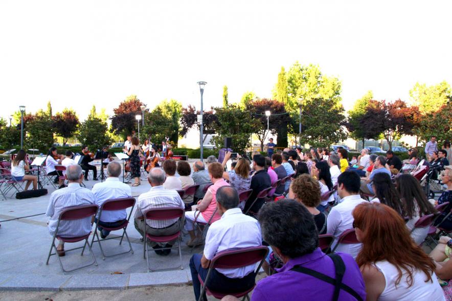 La Música Conquista la Calle - Avda Pablo Iglesias - Imagen de público asistente al evento.