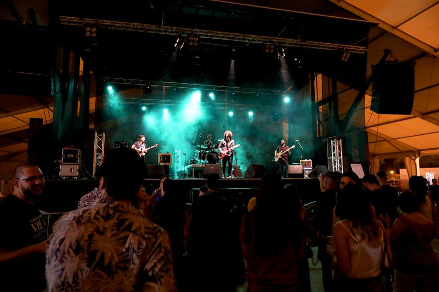Noche de San Juan 2018 - Música a la Carpa - Imagen lejana del escenario en un momento de la actuación de un grupo.