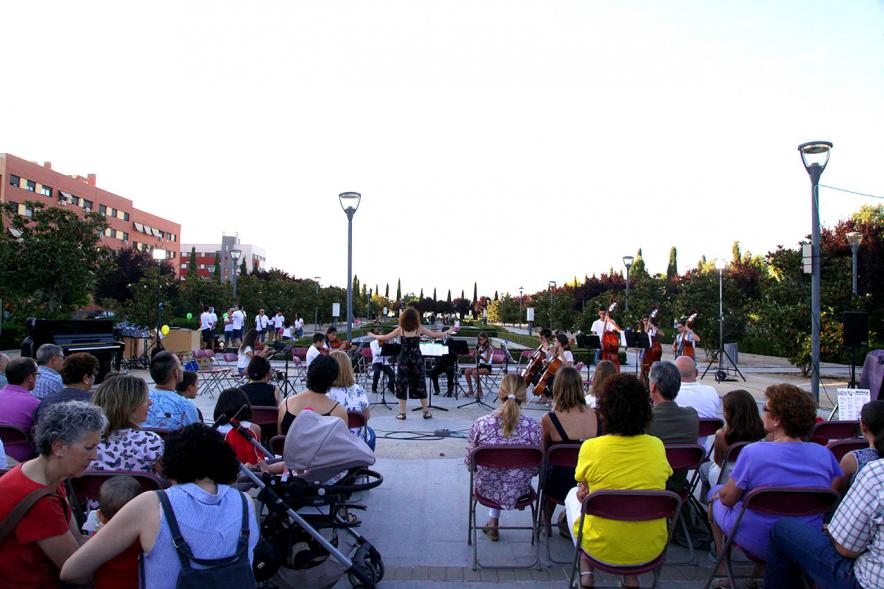 La Música Conquista la Calle - Avda Pablo Iglesias - Imagen de público asistente al evento.