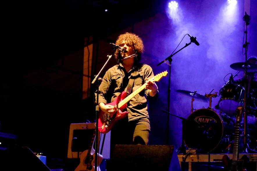 Noche de San Juan 2018 - Música a la Carpa -  Imagen de un momento de la actuación de un cantante de un grupo en el escenario.