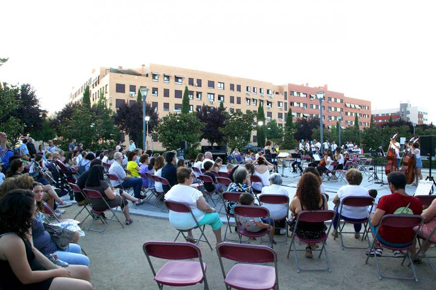 La Música Conquista la Calle - Avda Pablo Iglesias - Imagen de público asistente al evento.
