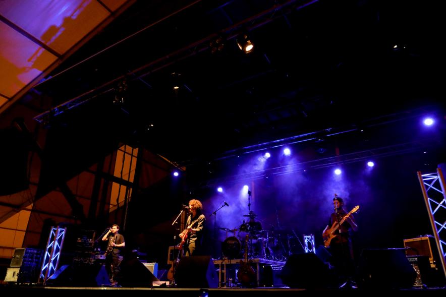 Noche de San Juan 2018 - Música a la Carpa - Imagen  del escenario en un momento de la actuación de un grupo.