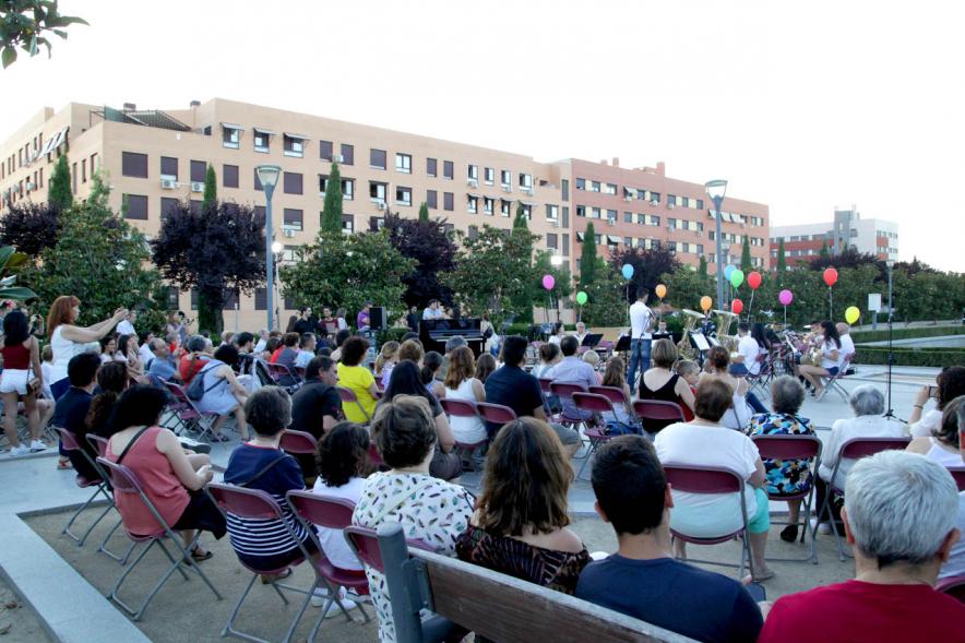La Música Conquista la Calle - Avda Pablo Iglesias - Imagen de público asistente al evento.