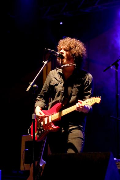 Noche de San Juan 2018 - Música a la Carpa - Imagen de un guitarrista y cantante en el escenario, en un momento de su actuación.
