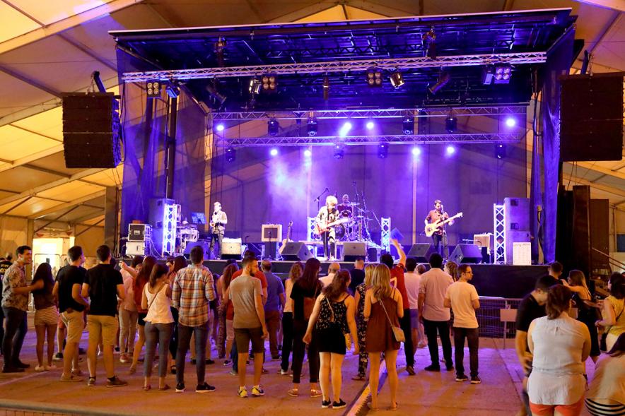 Noche de San Juan 2018 - Música a la Carpa - Imagen lejana del escenario en un momento de la actuación de un grupo.