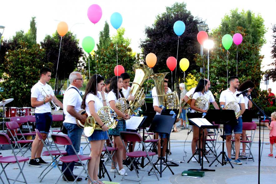 La Música Conquista la Calle - Avda Pablo Iglesias - Imagen de unos jóvenes que han tocado diferentes instrumentos de viento saludando al final de su actuación.