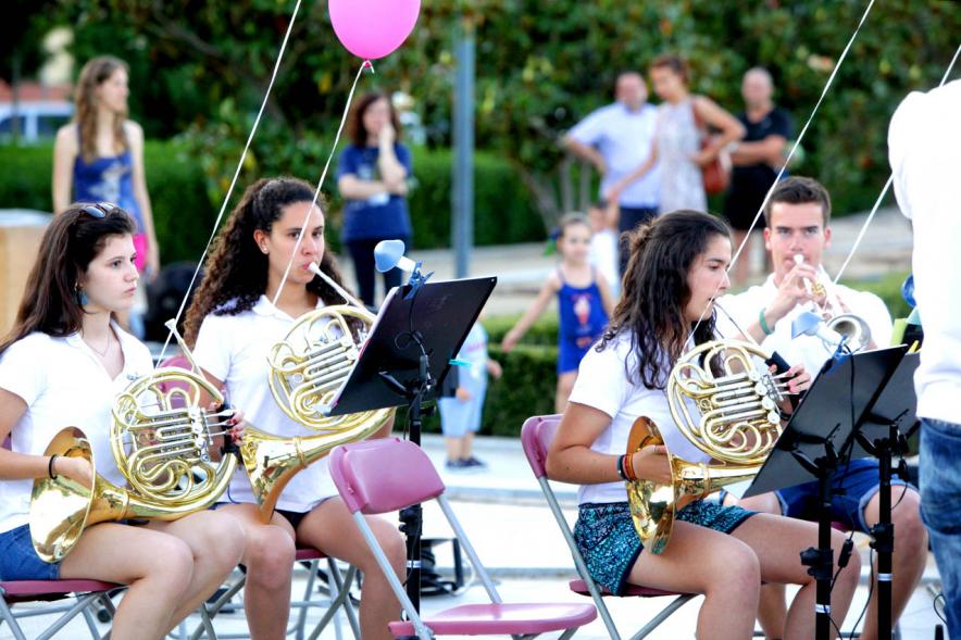 La Música Conquista la Calle - Avda Pablo Iglesias - Imagen de unos jóvenes tocando diferentes instrumentos de viento.