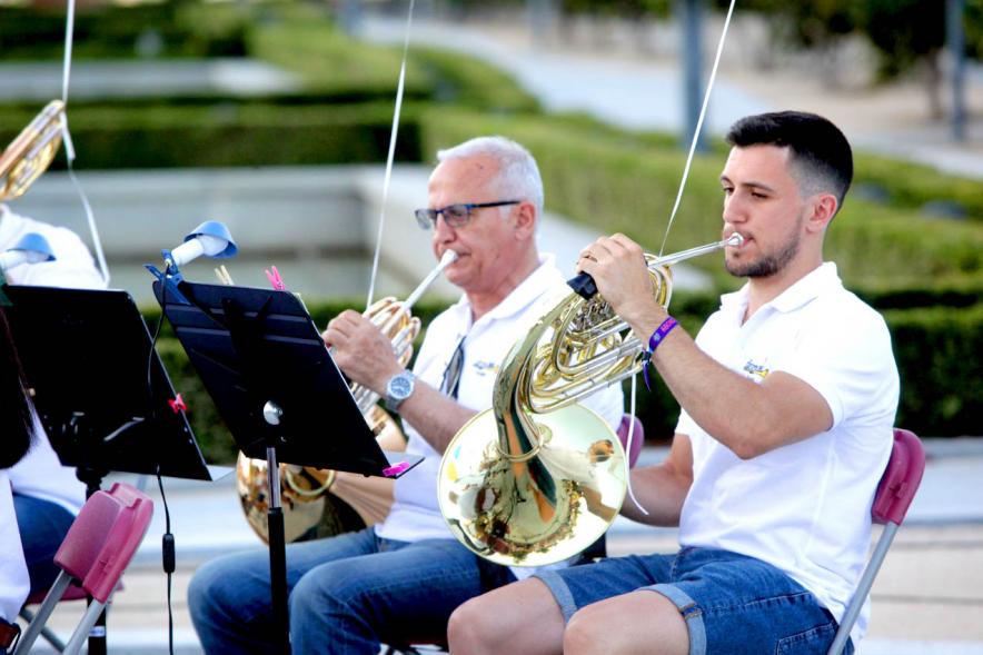 La Música Conquista la Calle - Avda Pablo Iglesias - Imagen de  dos personas tocando diferentes instrumentos de viento.