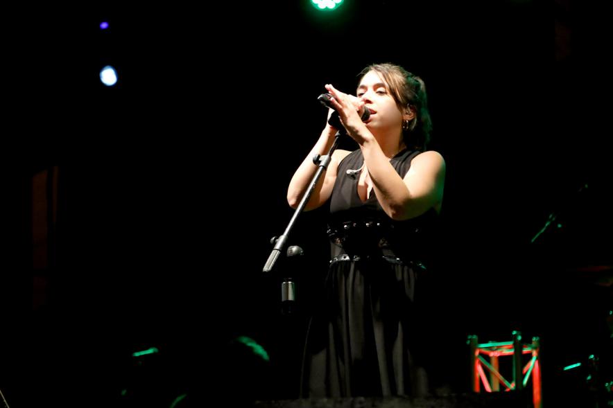 Noche de San Juan 2018 - Música a la Carpa - Imagen de un momento de la actuación de una cantante en el escenario.