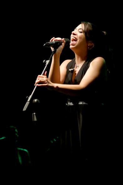 Noche de San Juan 2018 - Música a la Carpa - Imagen de un momento de la actuación de una cantante en el escenario.
