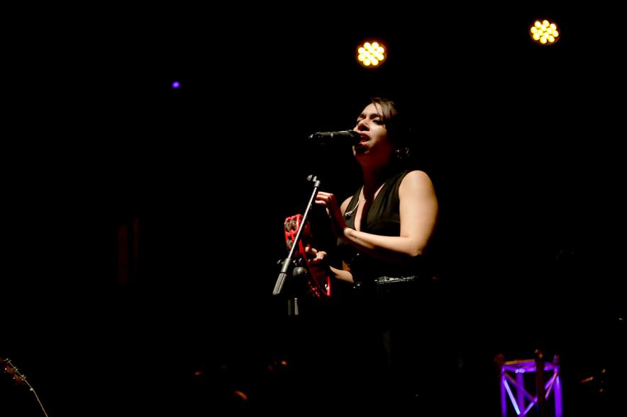 Noche de San Juan 2018 - Música a la Carpa - Imagen de un momento de la actuación de una cantante en el escenario.