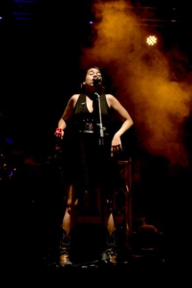 Noche de San Juan 2018 - Música a la Carpa - Imagen de un momento de la actuación de una cantante en el escenario.