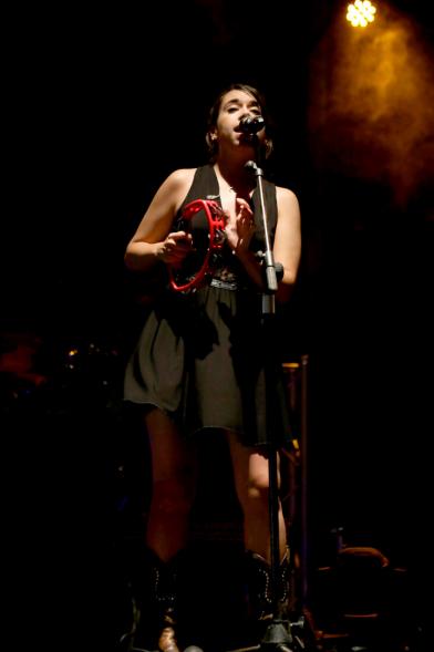 Noche de San Juan 2018 - Música a la Carpa - Imagen de un momento de la actuación de una cantante en el escenario.