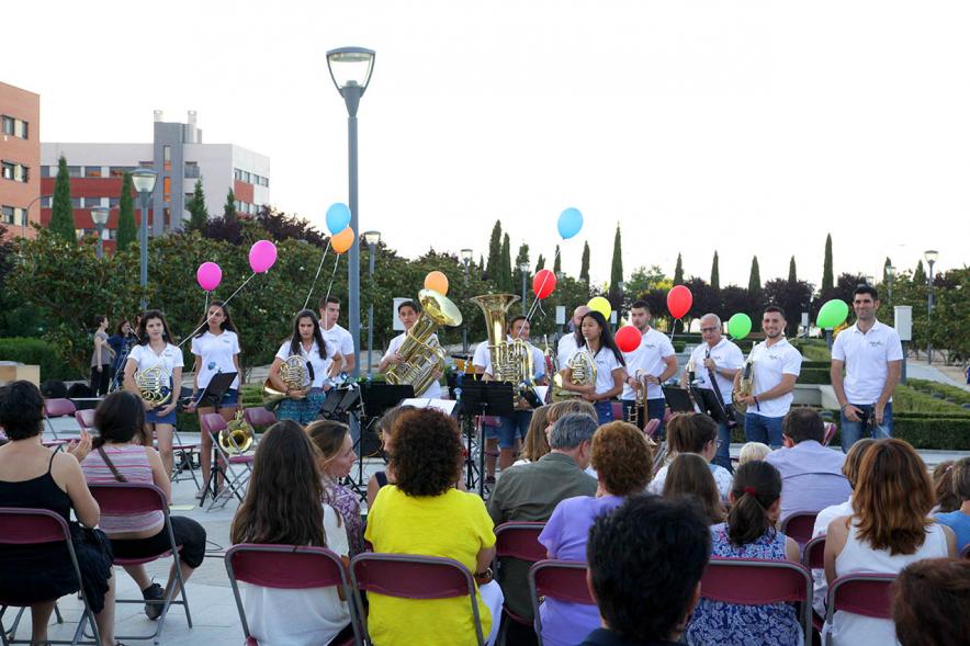 La Música Conquista la Calle - Avda Pablo Iglesias - Imagen de unos jóvenes tocando diferentes instrumentos de viento.