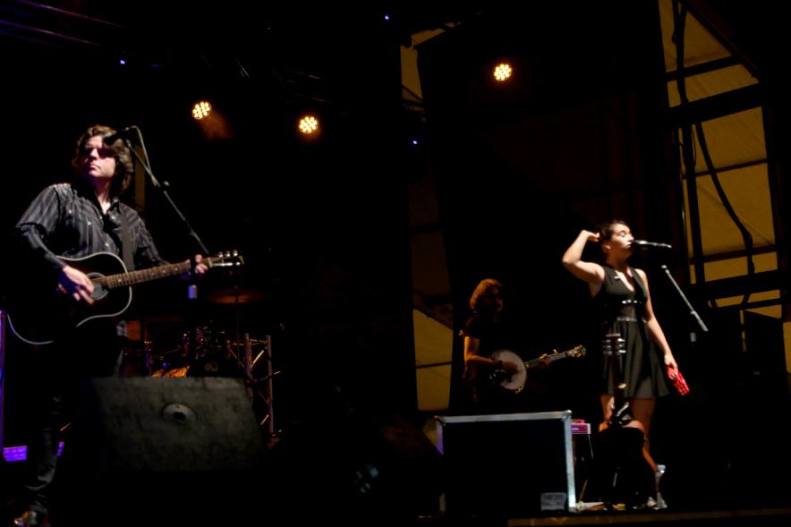 Noche de San Juan 2018 - Música a la Carpa - Imagen de un momento de la actuación de una cantante  y parte de su grupo en el escenario.