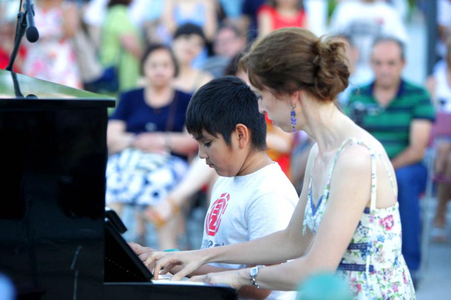 La Música Conquista la Calle - Avda Pablo Iglesias - Imagen de dos personas tocando el piano a cuatro manos.