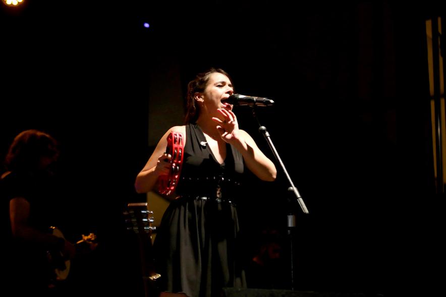 Noche de San Juan 2018 - Música a la Carpa - Imagen de un momento de la actuación de una cantante en el escenario.