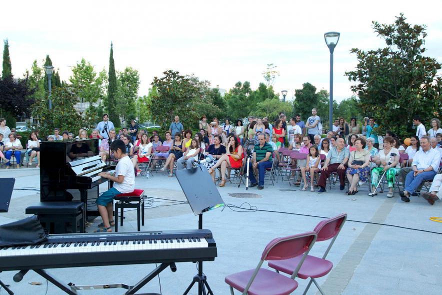 La Música Conquista la Calle - Avda Pablo Iglesias - Imagen de un joven tocando el piano.