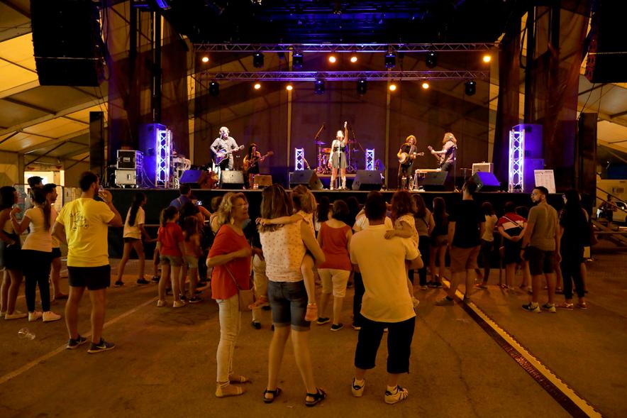 Noche de San Juan 2018 - Música a la Carpa - Imagen lejana del escenario en un momento de la actuación de un grupo.