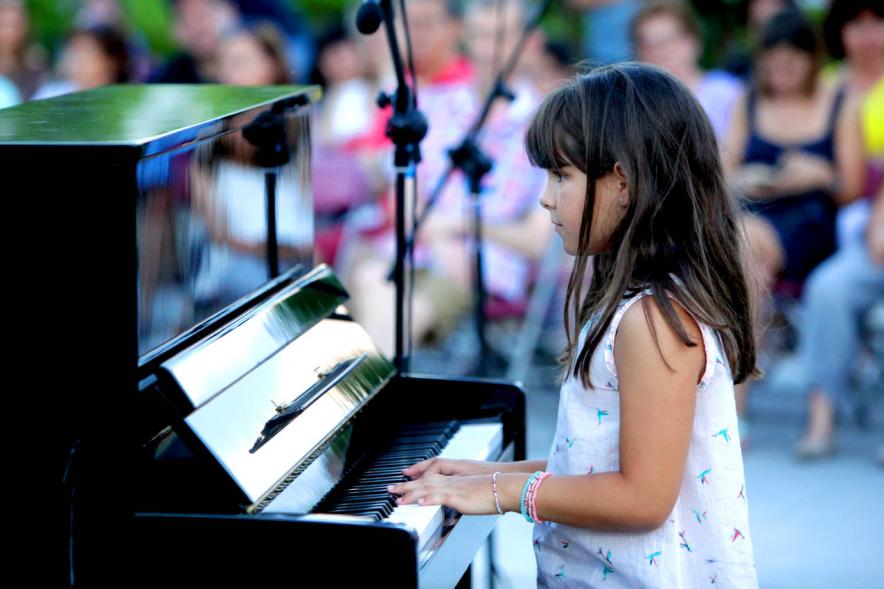 La Música Conquista la Calle - Avda Pablo Iglesias - Imagen de una joven tocando el piano.
