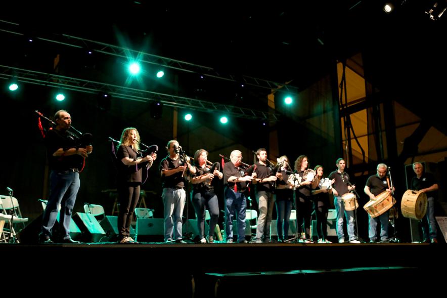 Noche de San Juan 2018 - Música a la Carpa - Imagen de un un grupo folk en el escenario en un momento de su actuación.
