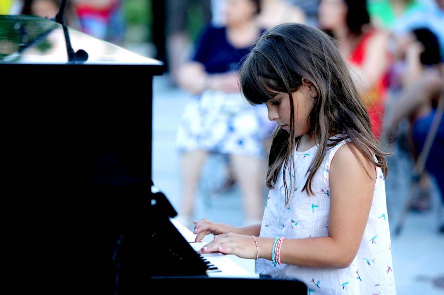 La Música Conquista la Calle - Avda Pablo Iglesias - Imagen de una joven tocando el piano.
