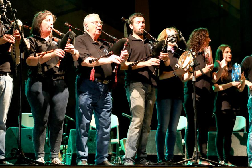 Noche de San Juan 2018 - Música a la Carpa - Imagen de un un grupo folk en el escenario en un momento de su actuación.