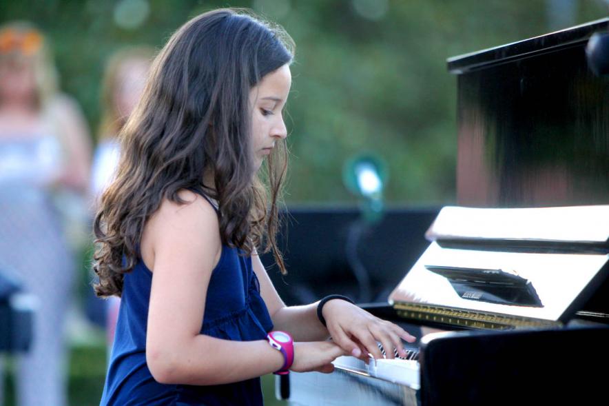 La Música Conquista la Calle - Avda Pablo Iglesias - Imagen de una joven tocando el piano.