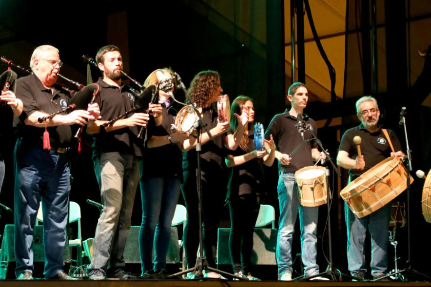 Noche de San Juan 2018 - Música a la Carpa - Imagen de un un grupo folk en el escenario en un momento de su actuación.