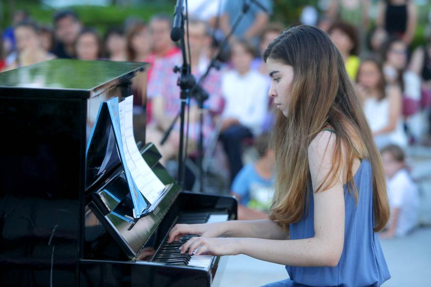 La Música Conquista la Calle - Avda Pablo Iglesias - Imagen de una joven tocando el piano.