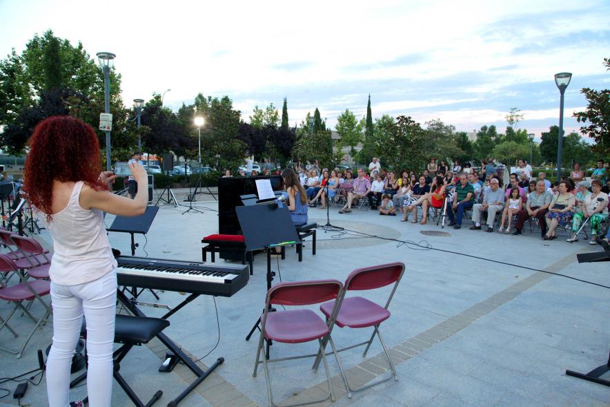 La Música Conquista la Calle - Avda Pablo Iglesias - Imagen de público asistente al evento.