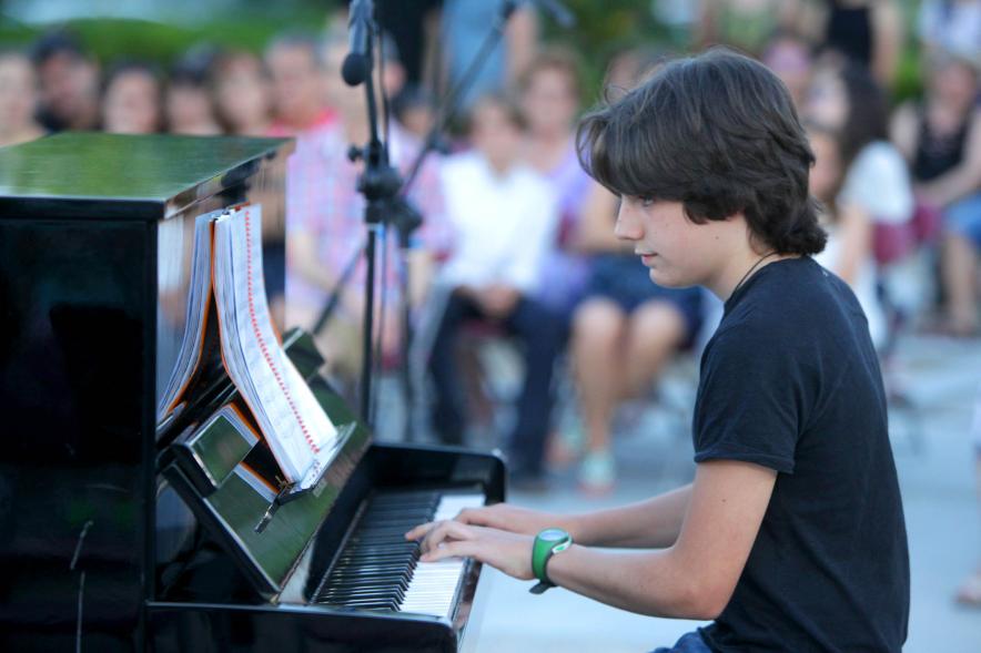 La Música Conquista la Calle - Avda Pablo Iglesias - Imagen de un joven tocando el piano.