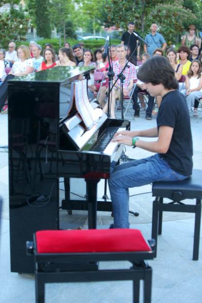 La Música Conquista la Calle - Avda Pablo Iglesias - Imagen de un joven tocando el piano.